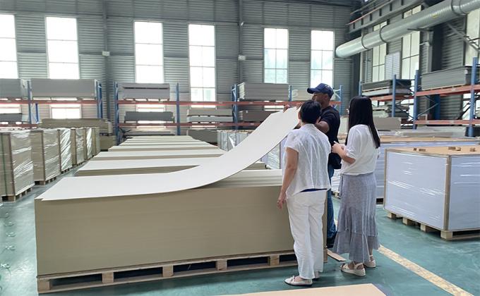 Πίνακα τοίχου SPC 600*2440*4mm Αδιάβροχο πέτρα πλαστικό οικολογικά φιλικό ξύλο κόκκος απρόσκοπτη κλειδαριά εσωτερική διακόσμηση επιφάνειας 12